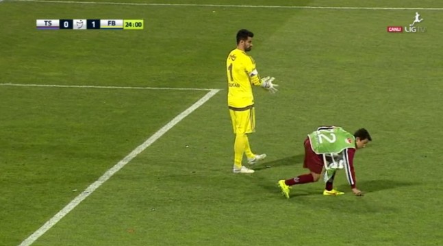 Trabzon Taraftarı Volkan'a Ayakkabı Fırlattı