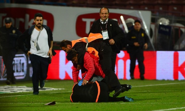 Trabzonda Taraftar Sahaya Girdi