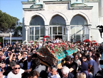 oya aydogan - Oya Aydoğan son yolculuğuna çiçeklerle uğurlandı