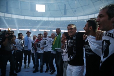 vodafone - Şampiyon Beşiktaş Kupasını Alıyor