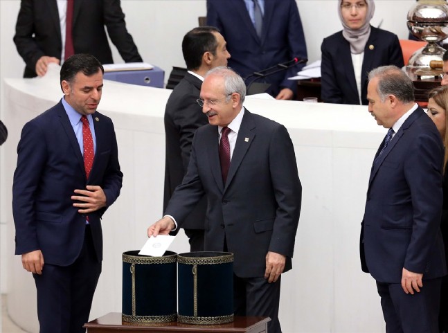 Anayasa değişikliği 376 oyla Meclis'ten geçti