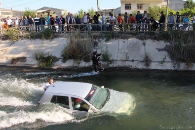 mugla belediyesi - Eşinin kaza yaptığını duyunca suya atladı!