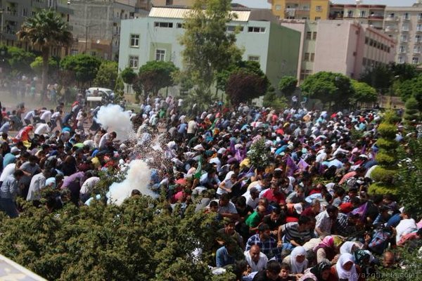 PKK flaması asan gruba polis müdahalesi!