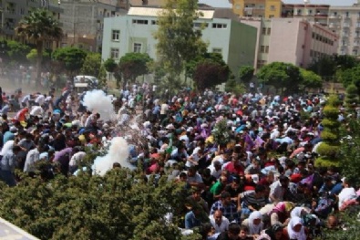 polis - PKK flaması asan gruba polis müdahalesi!