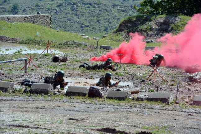 Komandolar Göz Doldurdu