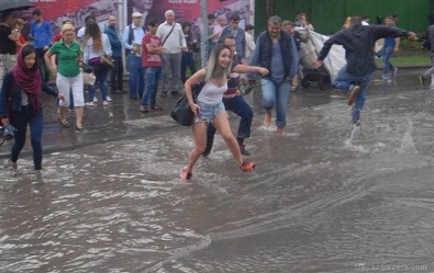 alsancak - İzmir'de yarım saatlik yağmur hayatı felç etti!