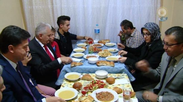 Binali Yıldırım İftarını Gecekonduda Açtı!