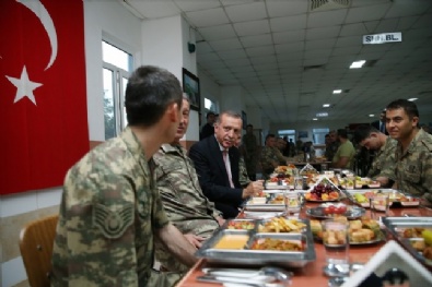 cumhurbaskani - Cumhurbaşkanı Erdoğan askerlerle iftar yaptı