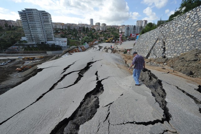 Başkent'te Çöken Yol İçin Para Cezası