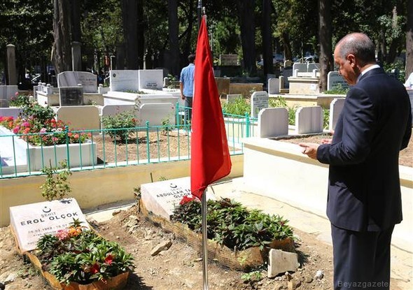 karacaahmet - Erdoğan şehit Erol Olçok ve oğlunun mezarında