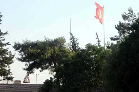 turk bayragi - Terör Örgütü Paçavrası İndi Yerine Türk Bayrağı Asıldı