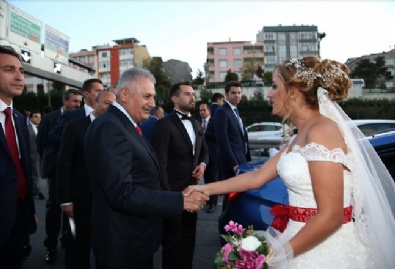 binali yildirim - Başbakan Yıldırımdan Düğün Konvoyu Sürprizi