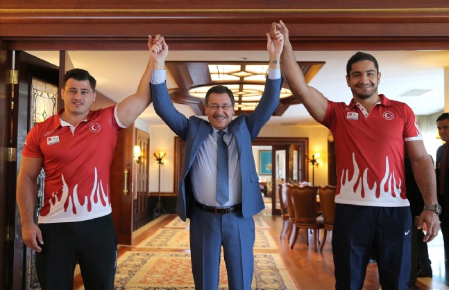 Gökçek'ten Başarılı Güreşçilere Daire