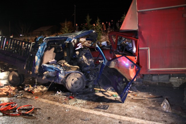 İki Kamyonet Kafa Kafaya Çarpıştı: 1 Ölü, 4 Yaralı