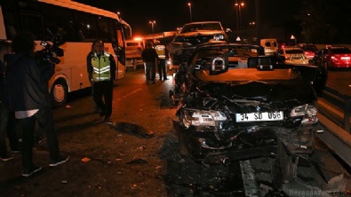 trafik kazasi - Feci kaza! Araçları taşıyan çekiciye taksi çarptı