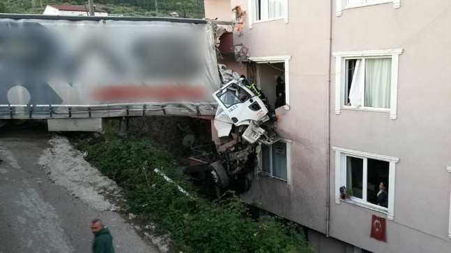 Yoldan Çıkan Tır Binanın 3. Katına Girdi