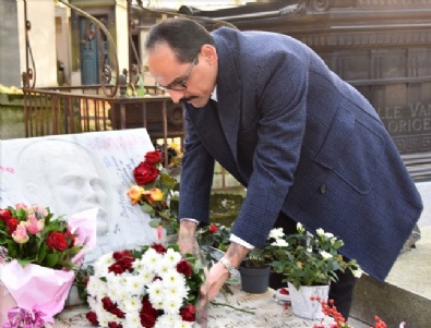 cumhurbaskanligi - Kalın, Ahmet Kaya'nın Mezarını Ziyaret Etti