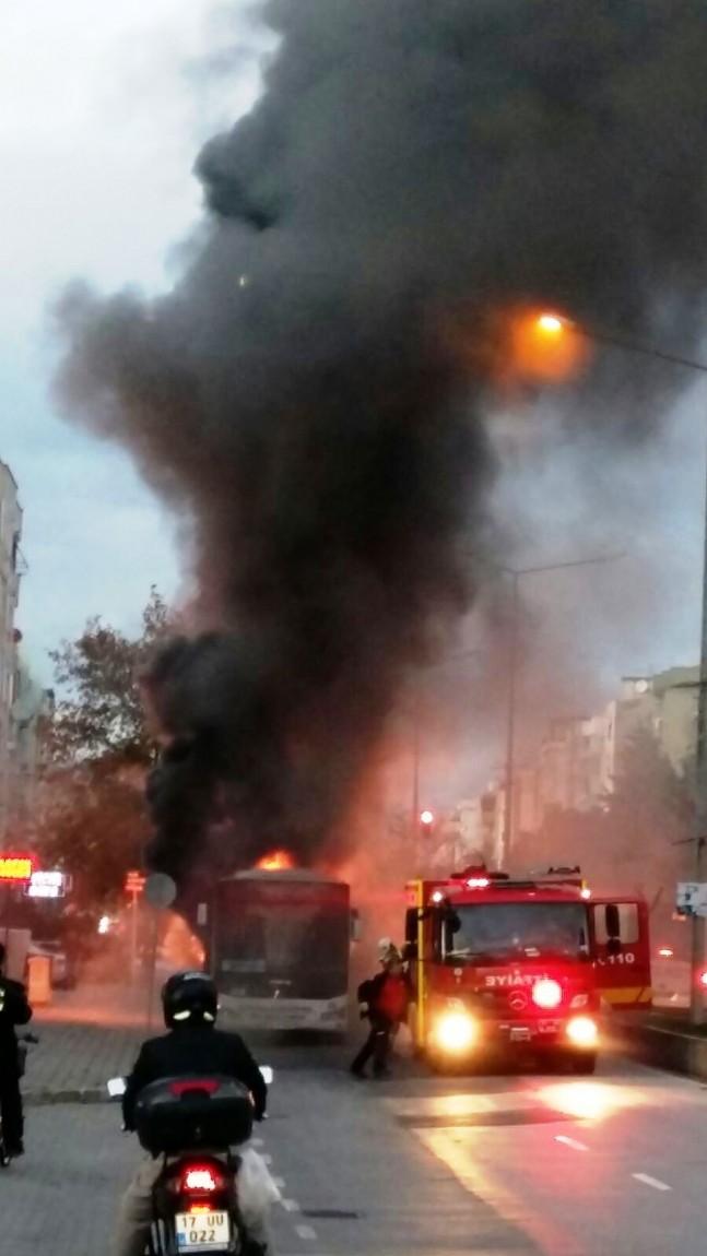 Çanakkale'de Halk Otobüsü Alev Alev Yandı