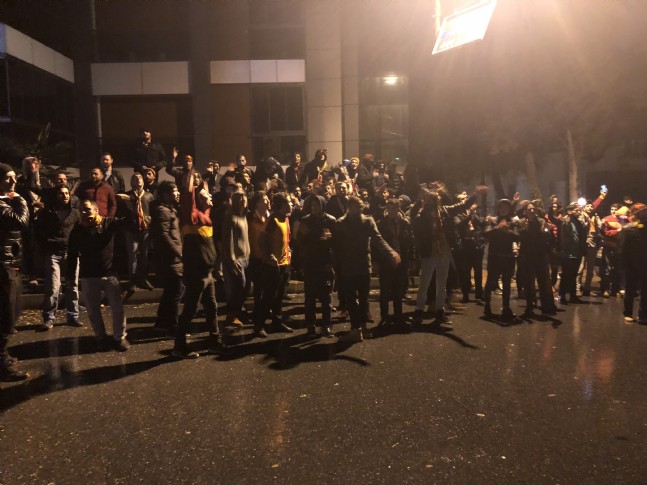 Galatasaray Taraftarından Havaalanı Ve Floryada Protesto