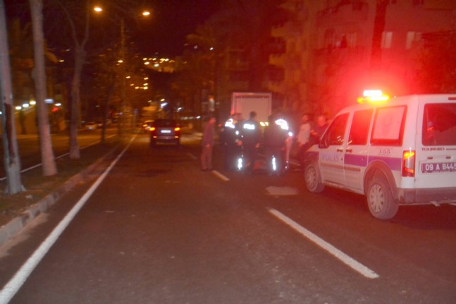 Çarptıkları motosiklet sürücüsünü öldüresiye dövüp, kaçtılar