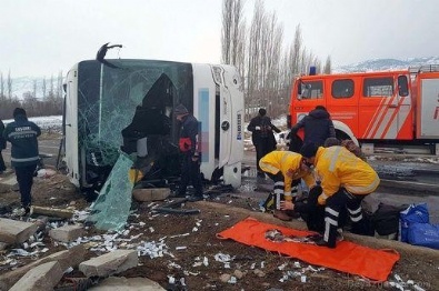yolcu otobusu - Sivas'ta yolcu otobüsü devrildi