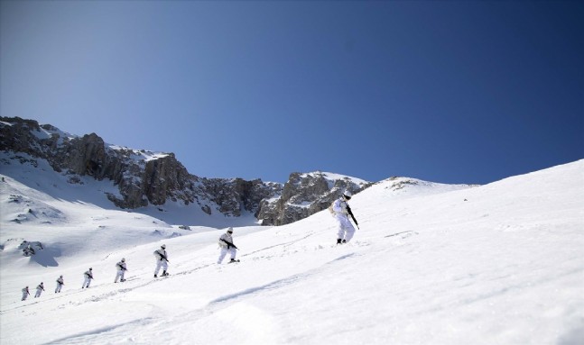 Komando adaylarının zorlu eğitimi