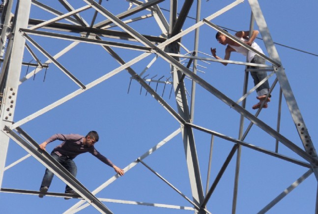 Yüksek Gerilim Hattı Direğinde İntihar Kovalamacası