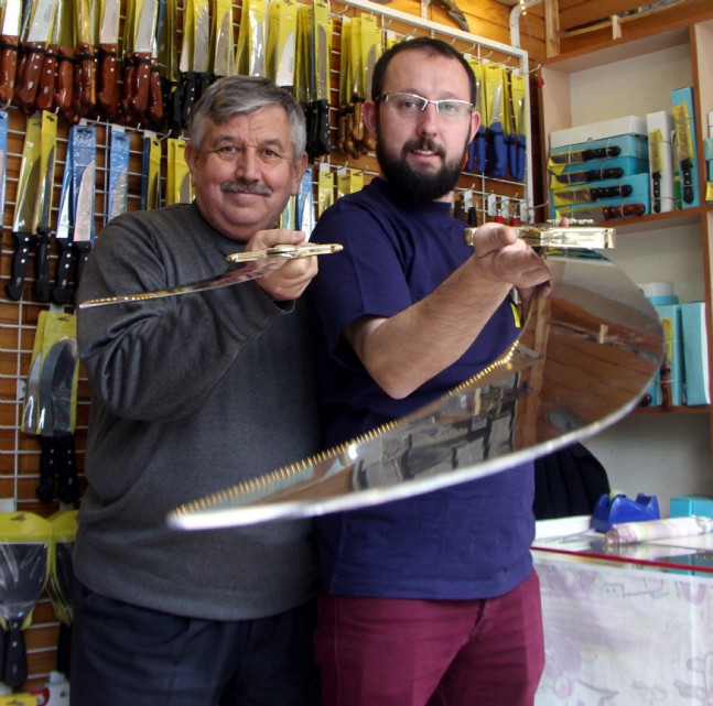 Adam Boyu Kılıç Yapıyor