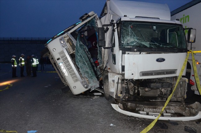 Tuzla'da Trafik Kazası: 27 Yaralı
