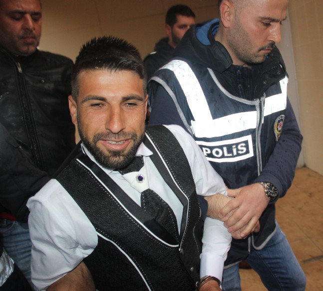 Aranan Şahıs Düğün Günü Damat Tıraşı Olurken Yakalandı