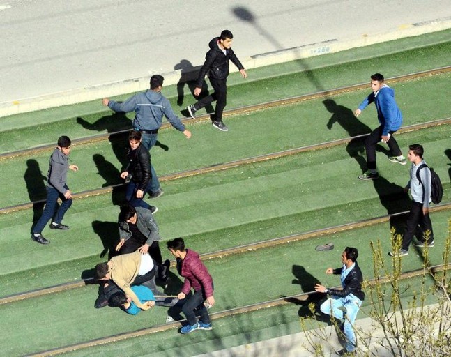 Gaziantep'te Şehir Merkezinde Liselilerin Meydan Kavgası!