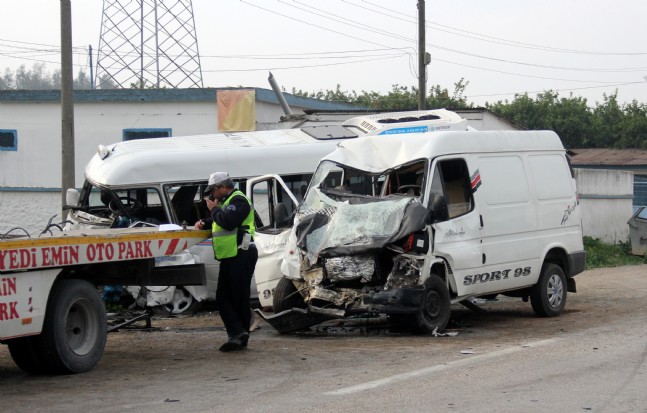 Minibüsler Çarpıştı: 1 Ölü, 18 Yaralı