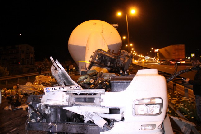 Birbirine Giren İki Tır TEM'i Trafiğe Kapattı