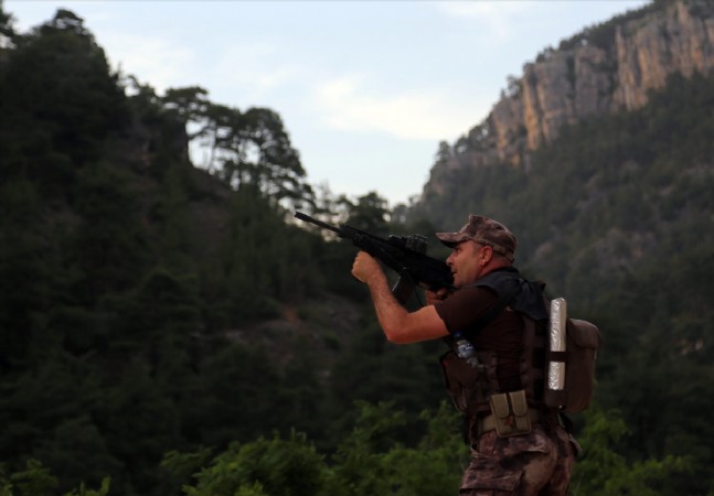 Özel Harekat Polisinden Ormanda Tatbikat