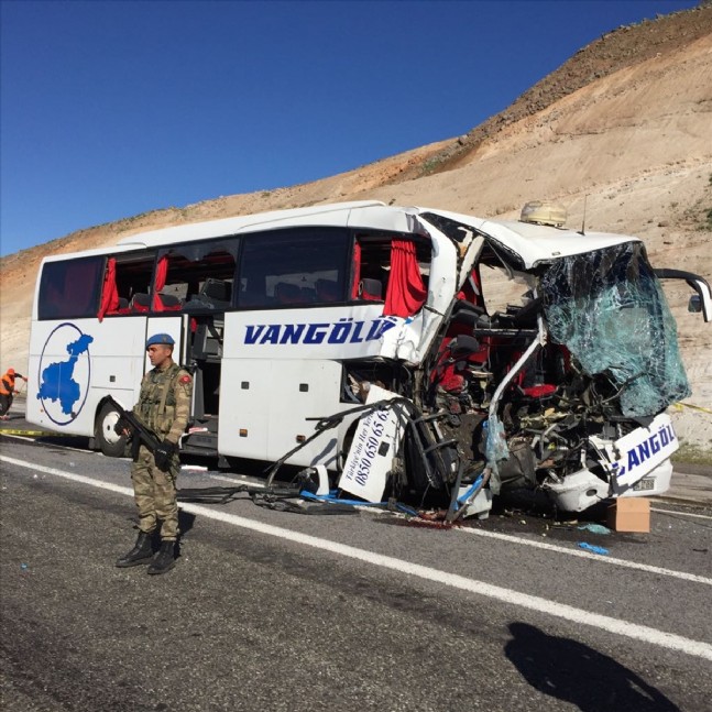 Elazığ'da Otobüs Tıra Çarptı