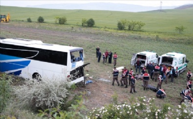 polis ekipleri - Ankara - Çankırı Karayolunda Otobüs Kazası