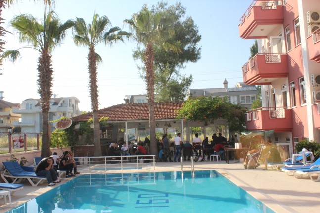 Havuz Başında Yasadışı Göçmen Operasyonu