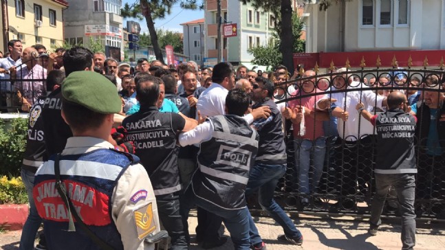 Kaynarca Adliyesi Önünde Gerginlik