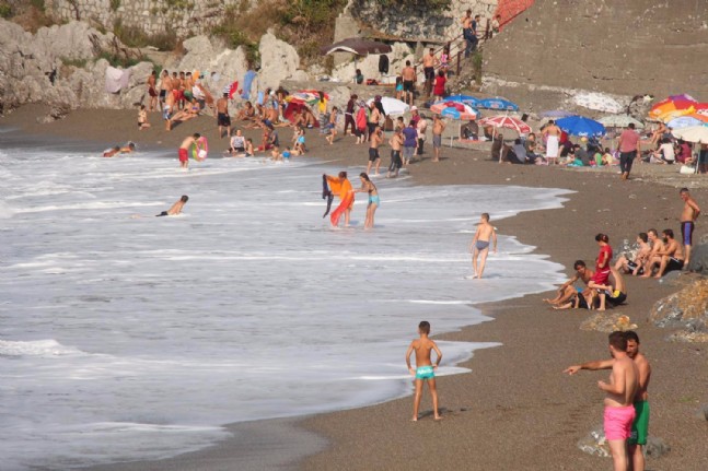 Dev Dalgalar Arasında Dehşet