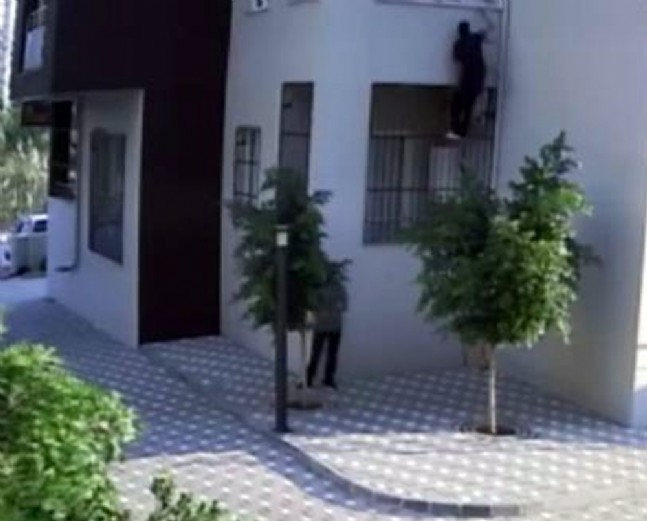 Örümcek Adam Gibi Tırmanarak 8 Eve Girdi