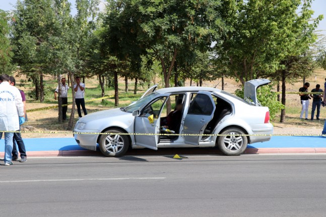 Muhtar Birlikte Yaşadığı Kadını Bıçaklayarak Öldürdü