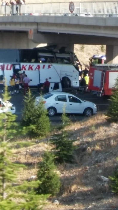 polis ekipleri - Ankara-Eskişehir karayolunda otobüs kazası: 5 ölü