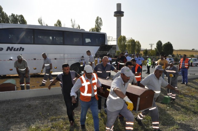 Yolcu Otobüsü Tıra Çarptı