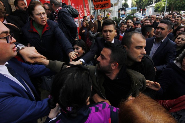 Antalya'da CHP'nin Devir Teslim Töreninde Arbede