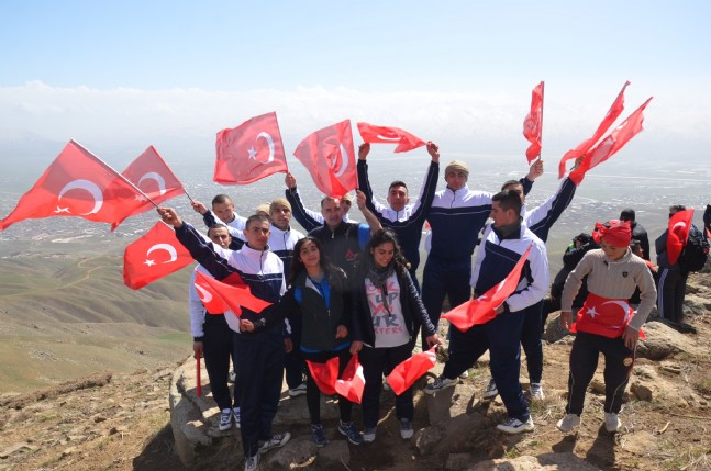 Yüksekovadan Afrin Kahramanları İçin Bayraklı Yürüyüş