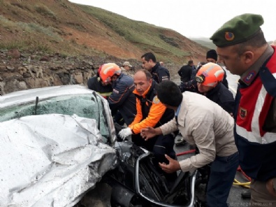 polis ekipleri - Erzurum'da katliam gibi kaza: 5 ölü, 10 yaralı