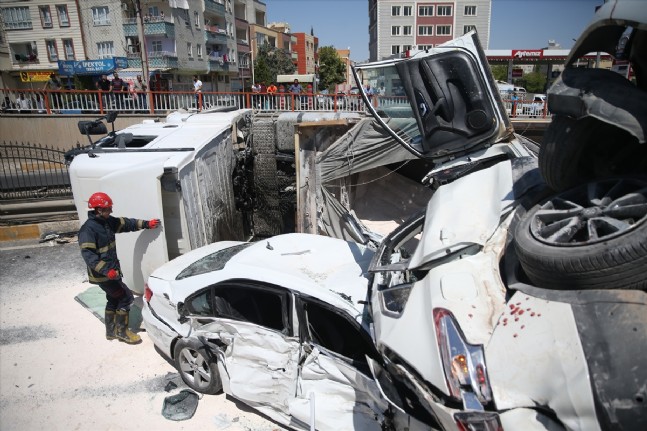 Freni Boşalan TIR 4 Araca Çarptı: 1 Ölü, 4 Yaralı