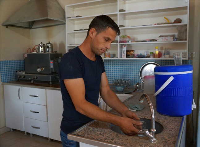 İzmirin Susuz Mahallesi'nde Eşeklerle Su Taşınıyor