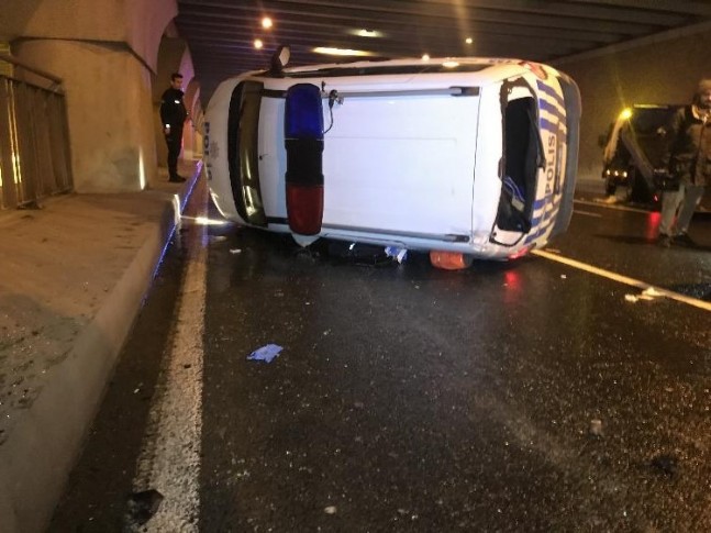 Dur İhtarına Uymayan Sürücüyü Kovalayan Polis Aracı Kaza Yaptı