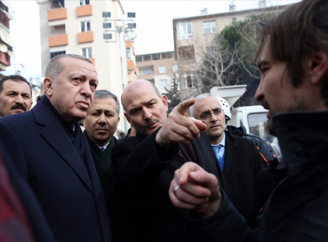 Erdoğan, arama kurtarma çalışmalarının devam ettiği Kartal'daki enkaz alanına geldi